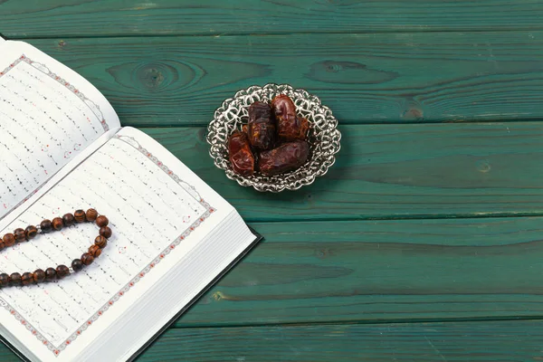 El Sagrado Corán Abierto con cuentas de rosario tasbih — Foto de Stock