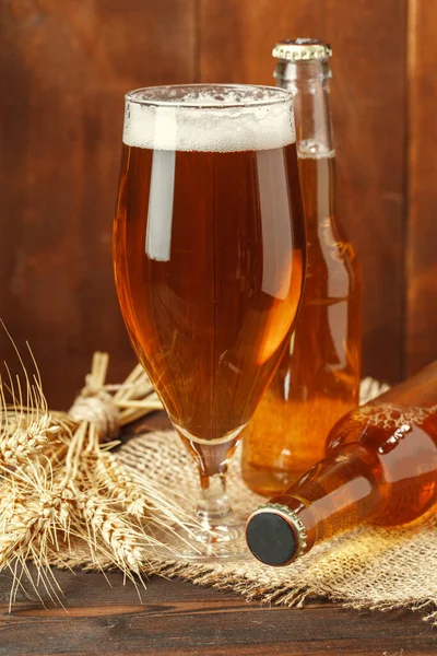 Glas bier op houten ondergrond. Creatieve foto. — Stockfoto