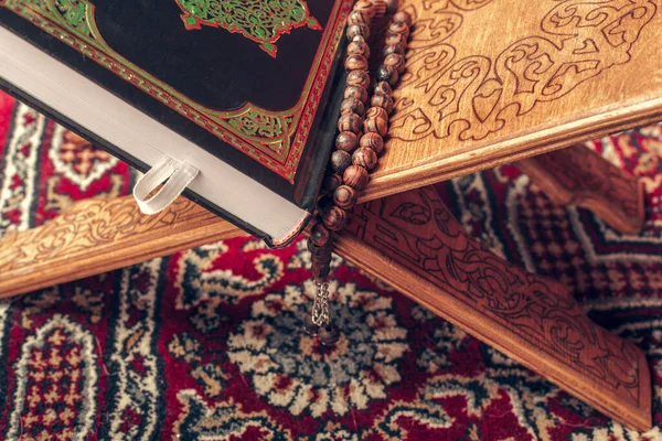 Libro sagrado islámico sobre mesa de madera. foto creativa . — Foto de Stock
