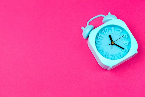 Reloj despertador sobre fondo de color. Minimalismo pastelero. Copiar espacio — Foto de Stock