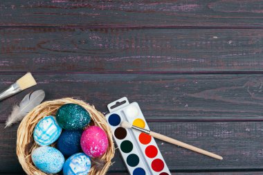 Paskalya yumurtası boyama işlemi. Paskalya için hazırlanıyorum. Yaratıcı fotoğraf.