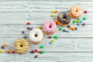 Ahşap arka planda jöleli çörekler. Yaratıcı fotoğraf.