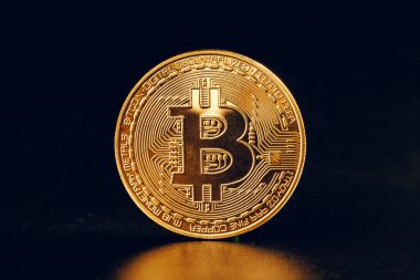 Siyah arka plan üzerine Bitcoins. Kripto Döviz Ticaret kavramı