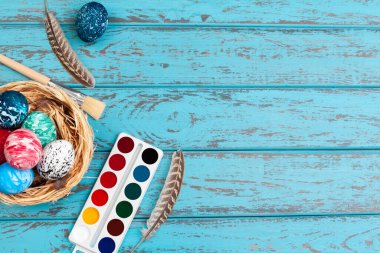 Paskalya yumurtası boyama işlemi. Paskalya için hazırlanıyorum. Yaratıcı fotoğraf.