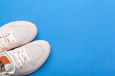 Mavi arka planda sıradan spor ayakkabılar. yaratıcı fotoğraf.
