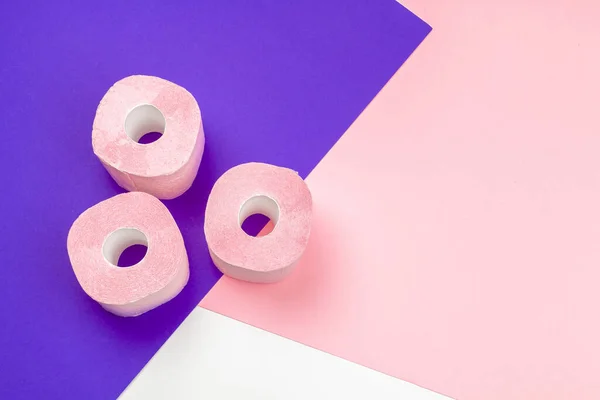 Papel higiénico rosa pastel sobre fondo de bloque de color brillante — Foto de Stock