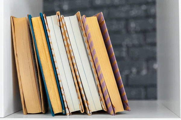 Una pila de libros sobre la mesa. foto creativa . — Foto de Stock