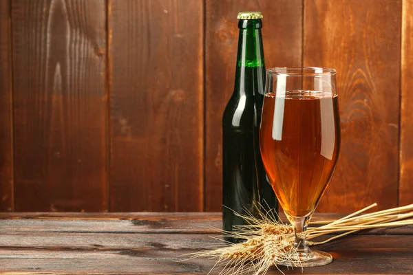 Cerveja de vidro no fundo de madeira. foto criativa . — Fotografia de Stock