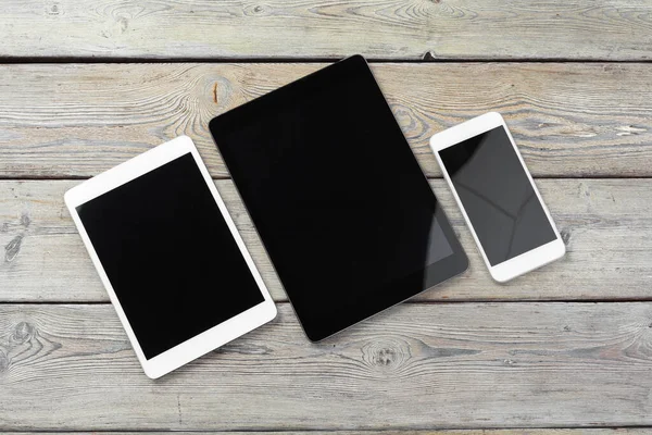 Digitale tablet en smartphone op tafel — Stockfoto