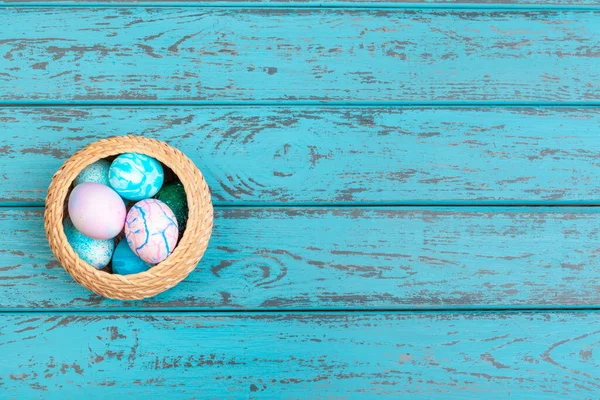 Ovos de páscoa coloridos em uma cesta. foto criativa . — Fotografia de Stock