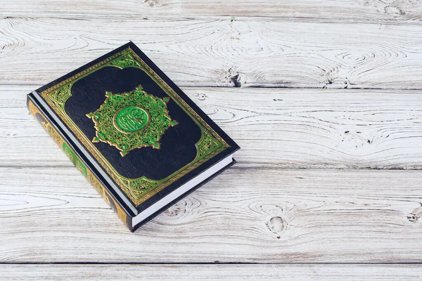 Libro sagrado islámico sobre mesa de madera. foto creativa . — Foto de Stock
