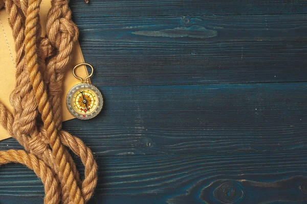 Tahta masada seyahat malzemeleri. Yaratıcı fotoğraf.