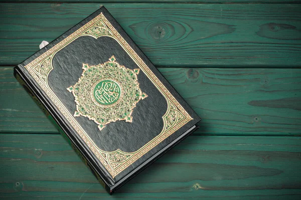 Koran svatá kniha muslimů, veřejná položka všech muslimů na stole, stále ještě život — Stock fotografie