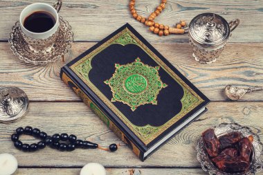 Dekorasyon Ramazan Kareem tatil arkaplanının en üstteki görünümü.