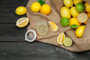 Tahta bir arka planda limon ve limon. Yaratıcı fotoğraf.