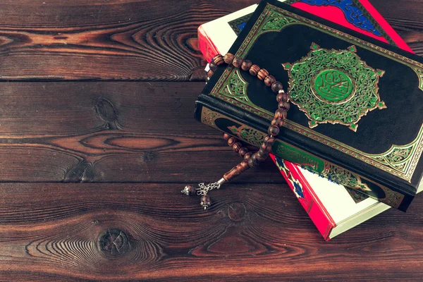 Islamitisch heilig boek op houten tafel. Creatieve foto. — Stockfoto