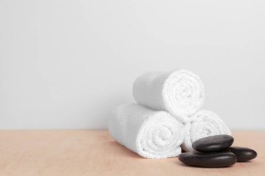 Ahşap masada güzel bir spa kompozisyonu. yaratıcı fotoğraf.