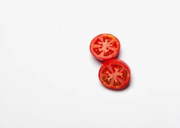 Vista superior do molho de tomates frescos isolados no fundo branco — Fotografia de Stock