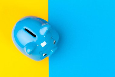 Parlak renkli arka planda mavi kumbaralı para kutusu