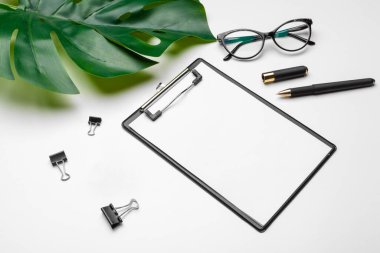 Ofis çalışma alanı modeli, pano, palmiye yaprağı ve aksesuarlar. Düz yatış, üst görünüm