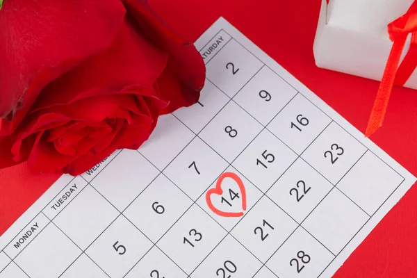 14. Februar über Kalender und Dekorationen zum Valentinstag. — Stockfoto