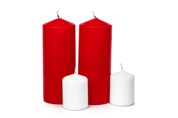 Rood en wit gekleurde kerstkaarsen geïsoleerd op witte achtergrond — Stockfoto