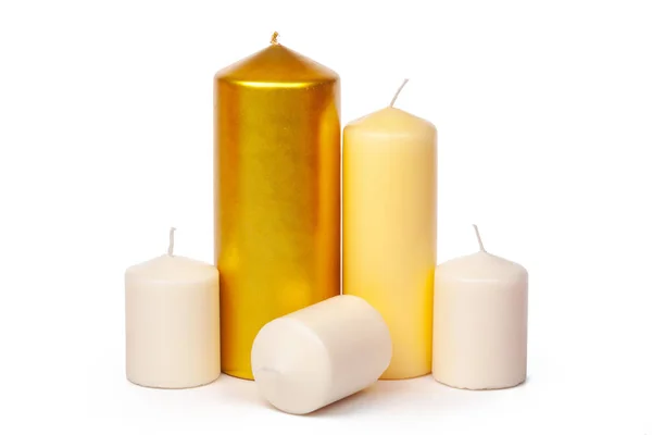 Velas coloridas douradas e brancas isoladas no fundo branco — Fotografia de Stock