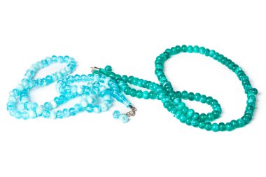 Tespih beyaz arka planda izole edilmiş. yaratıcı fotoğraf.