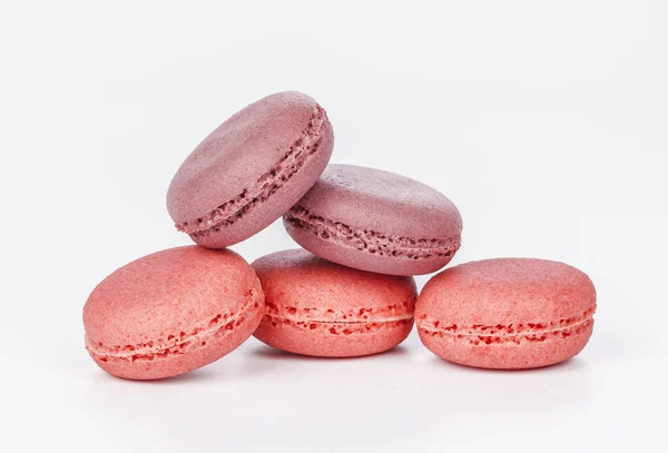 Вкусные четыре розовых макарон или макарон изолированы на белом фоне — стоковое фото