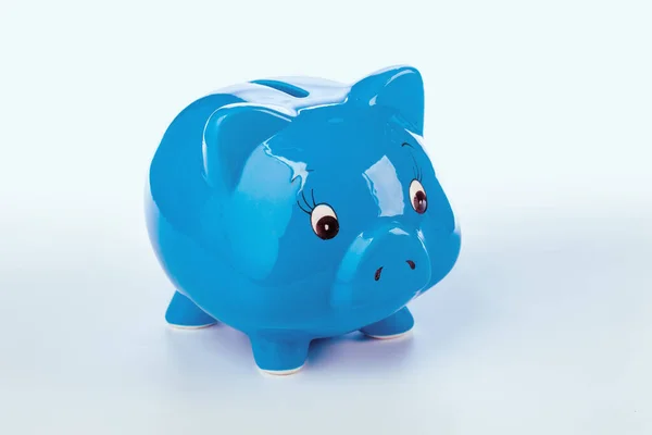 Piggy bank geïsoleerd op witte achtergrond. Creatieve foto. — Stockfoto