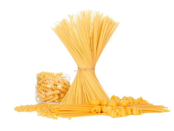 Köstliche gemischte Pasta auf weißem Hintergrund. Kreatives Foto. — Stockfoto