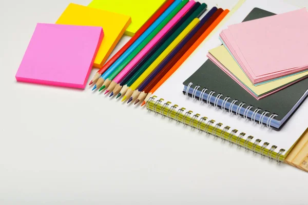 Notas pegajosas com marcadores, canetas coloridas, clipes de papel que põem em uma mesa — Fotografia de Stock