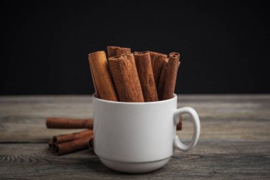 Ahşap arka planda tarçın çubukları. Yaratıcı Fotoğraf.