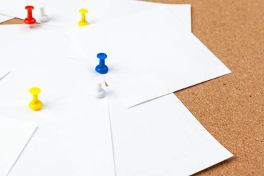 Gemide beyaz bir not var. Yaratıcı fotoğraf.