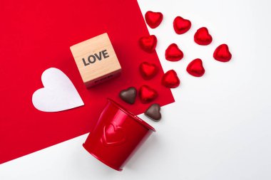 Kırmızı arka planda çikolata kalpli kupa. Düz kompozisyon. Romantik, Sevgililer Günü konsepti