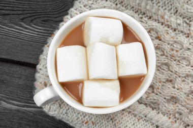 Masada lokum olan sıcak çikolata.