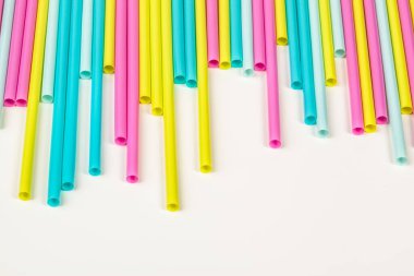 Renkli arka planda meşrubat için renkli pipetler