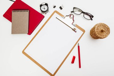 Beyaz arka plan üzerinde izole ahşap pano üzerinde boş kağıt