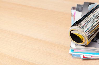 Masa arkasındaki istifleme dergisi yerini kapat
