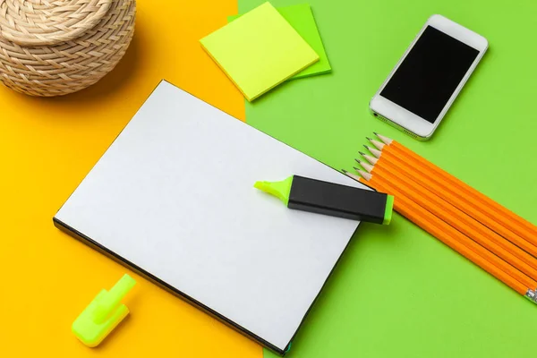 Papel en blanco con teléfono inteligente en la vista desk.top, disposición plana — Foto de Stock