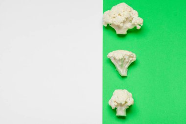 Parlak yeşil arka planda karnabahar parçaları