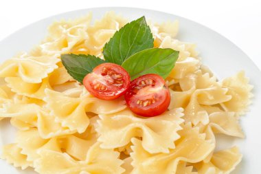 Kirazlı domates ve makarna. Beyaz arkaplanda izole