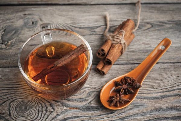 Chá de canela quente aromático na mesa de madeira — Fotografia de Stock