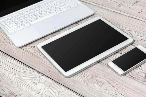 Abra o laptop com tablet digital na mesa — Fotografia de Stock