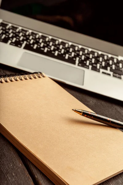 Masă de birou cu notebook gol și laptop Ceașcă de cafea — Fotografie, imagine de stoc