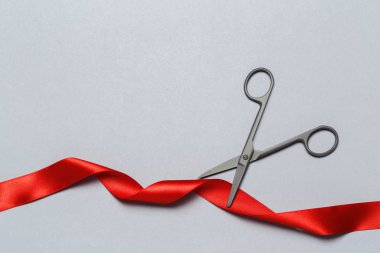 Büyük Açılış, gri arkaplanda makas ve kırmızı kurdele ile gösterilmiştir.