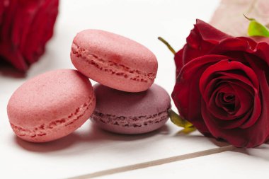 Sevgililer günü ya da anneler günü için badem kurabiyesi şeklinde.