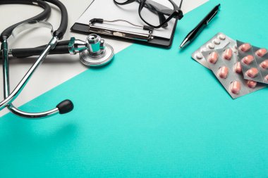 Stetoskop, dosya ve haplar, yakın çekim. Tıbbi ekipman