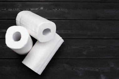 Ahşap arka plan üzerinde rulo kağıt havlu