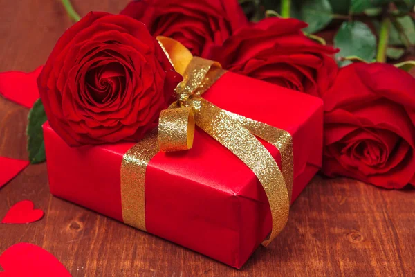 Červená růže a prázdná dárková karta pro text — Stock fotografie